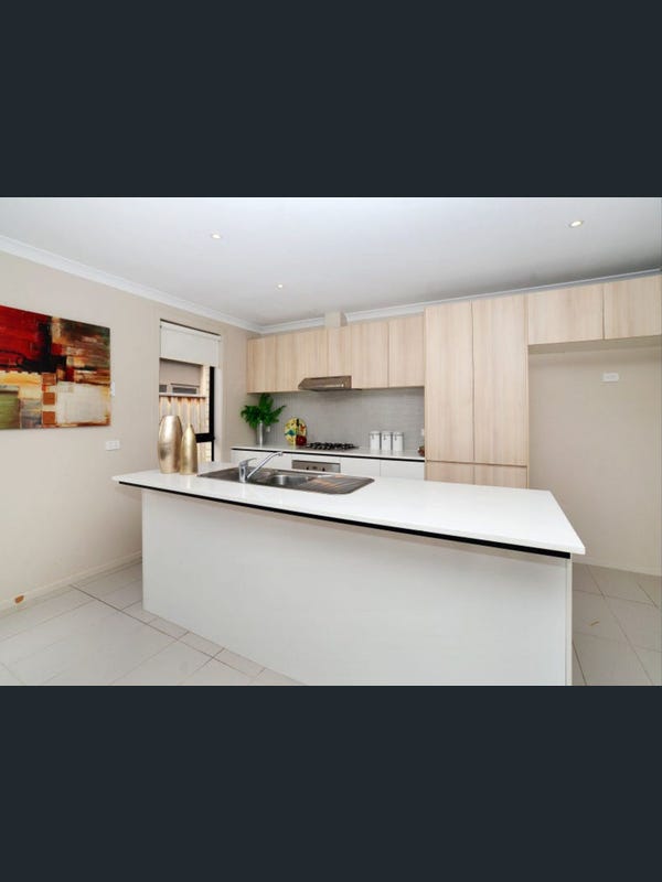 One room for rent in tarneit for girl.