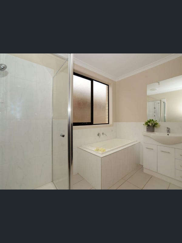 One room for rent in tarneit for girl.