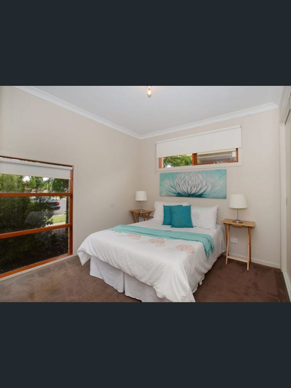 One room for rent in tarneit for girl.