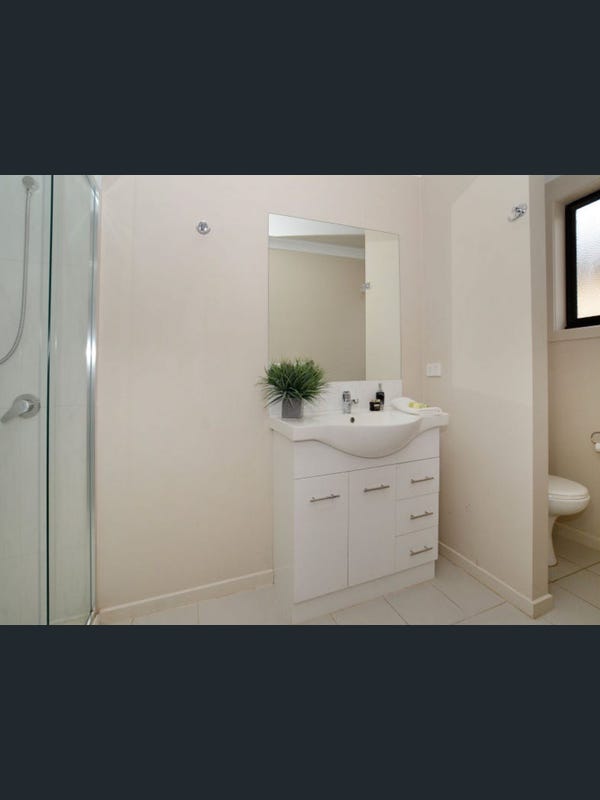 One room for rent in tarneit for girl.