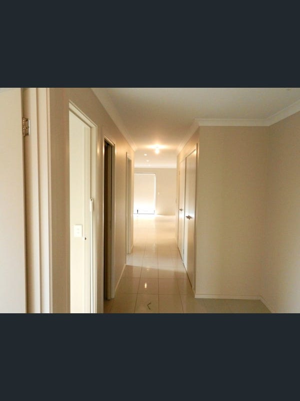 One room for rent in tarneit for girl.